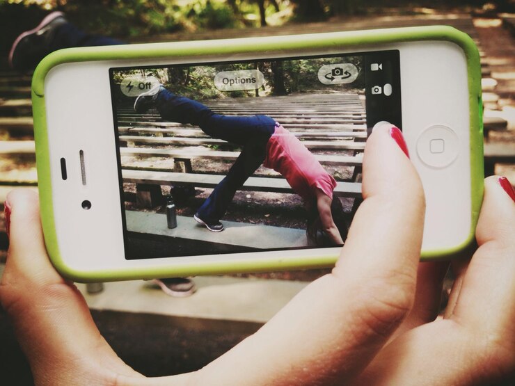 Foto imagem recortada de mulher segurando um smartphone