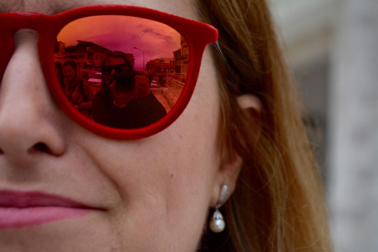 Foto imagem recortada de mulher usando óculos de sol