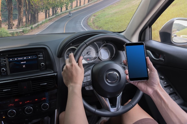 Imagem recortada de mulher usando telefone móvel enquanto dirige carro