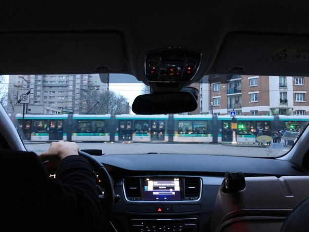 Foto imagem recortada de pessoa a conduzir um carro