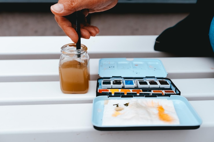 Foto imagem recortada de pessoa com equipamento de pintura na mesa