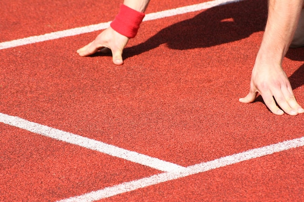 Foto imagem recortada de pessoa no campo de pista.