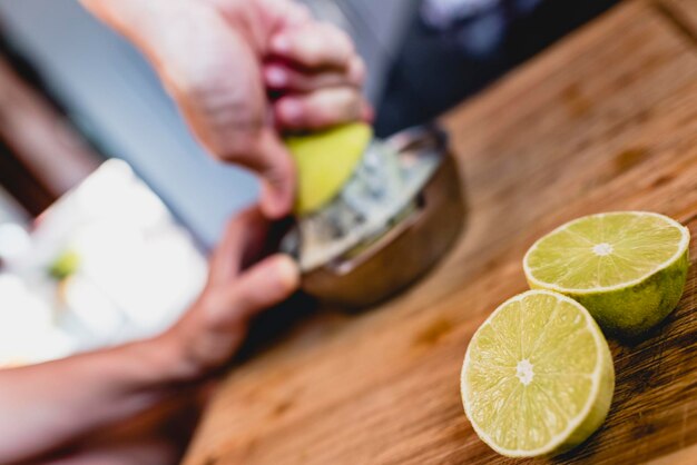 Foto imagem recortada de pessoa segurando frutas na mesa