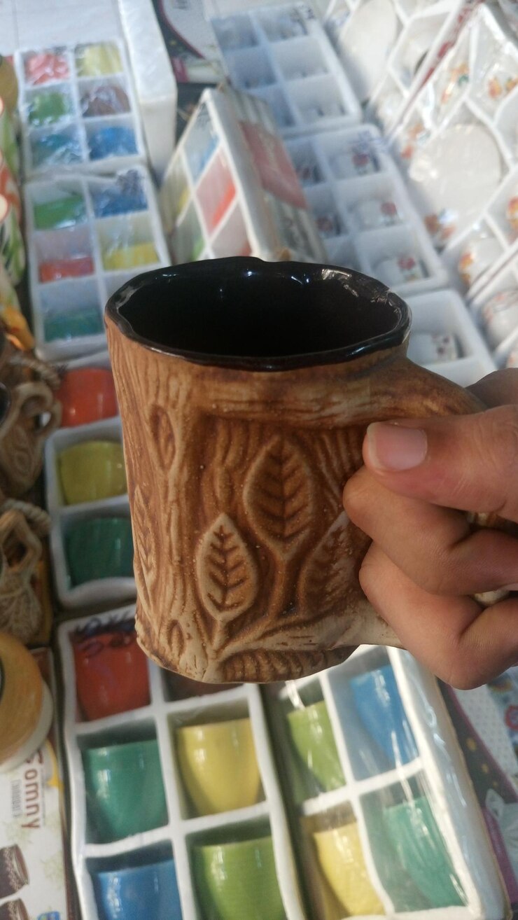 Foto imagem recortada de pessoa segurando uma xícara de café na loja