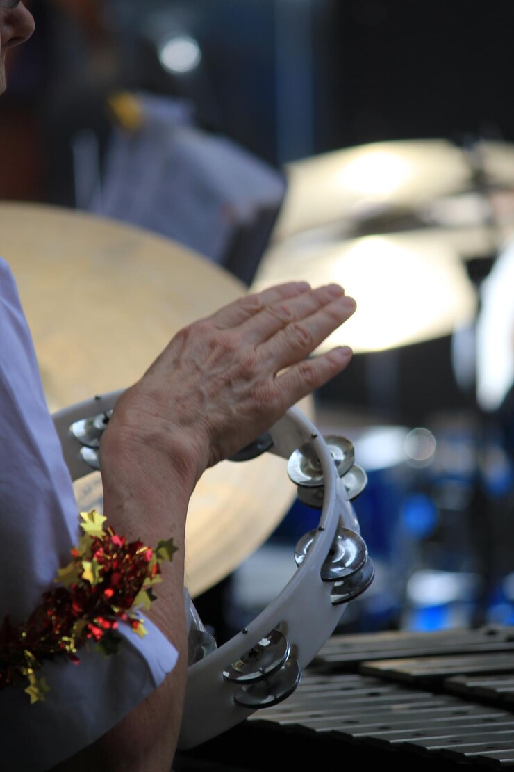 Foto imagem recortada de pessoa tocando tamborim