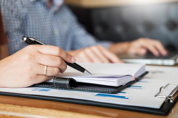 Imagem recortada de pessoas de negócios trabalhando no escritório