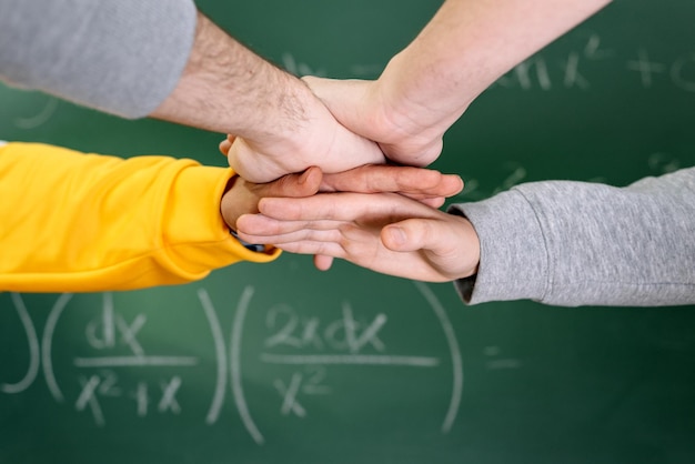 Foto imagem recortada de pessoas empilhando mãos