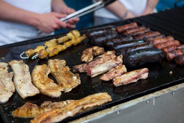 Imagem recortada de pessoas preparando carne