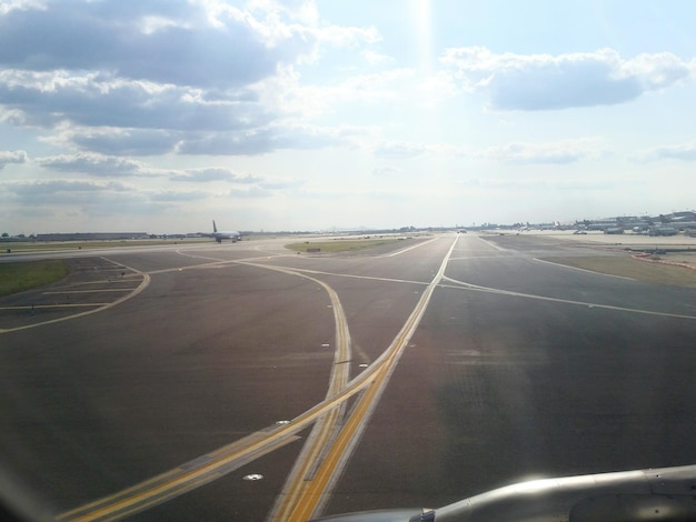 Foto imagem recortada de um avião na pista do aeroporto contra o céu