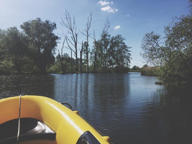 Imagem recortada de um barco no lago