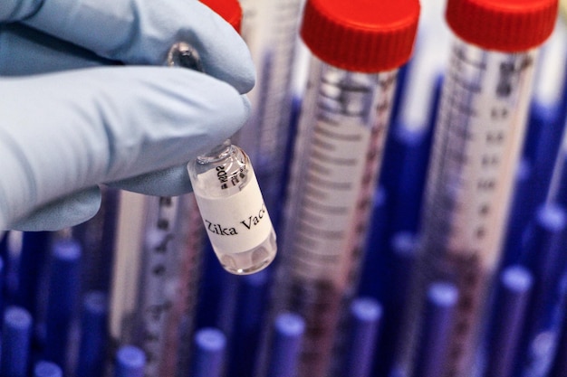 Imagem recortada de um biólogo segurando a vacina contra o zika em laboratório