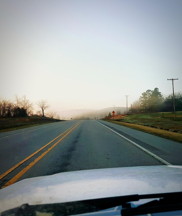 Foto imagem recortada de um carro na estrada contra um céu claro
