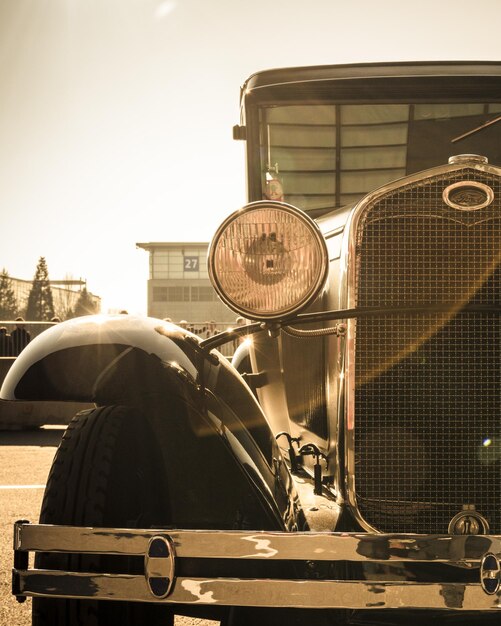 Foto imagem recortada de um carro vintage na cidade