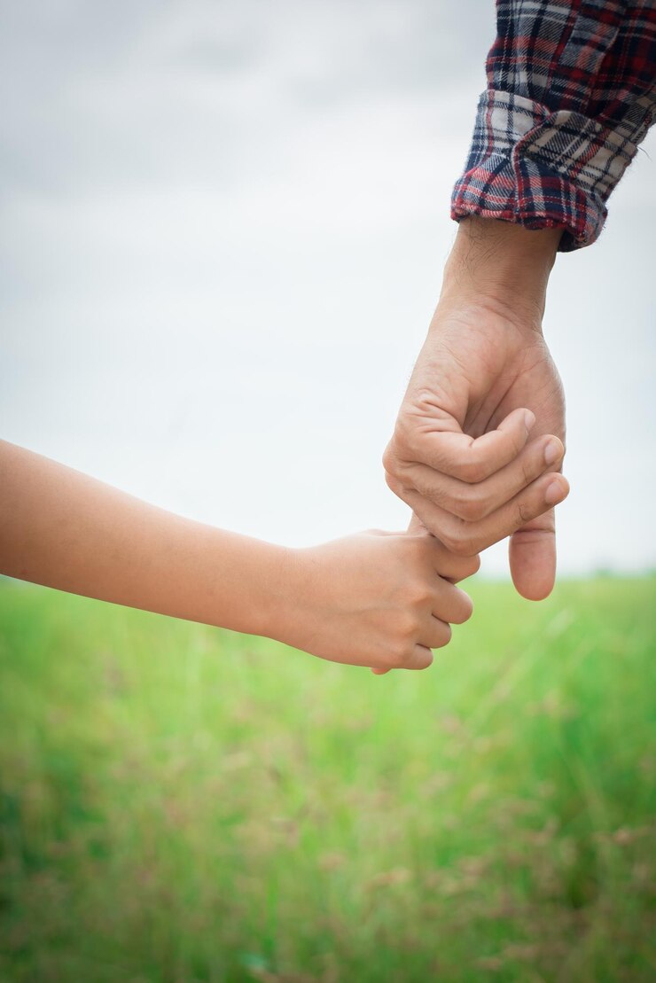 Foto imagem recortada de um casal de mãos dadas no campo
