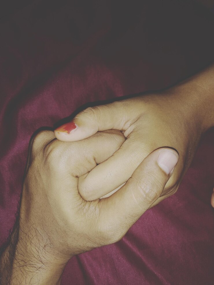 Foto imagem recortada de um casal de mãos dadas