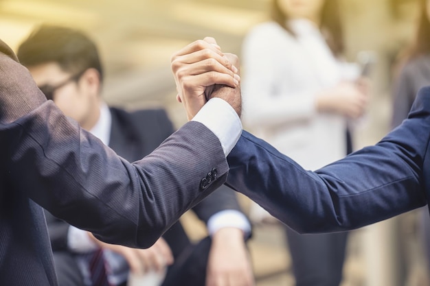 Imagem recortada de um empresário apertando as mãos