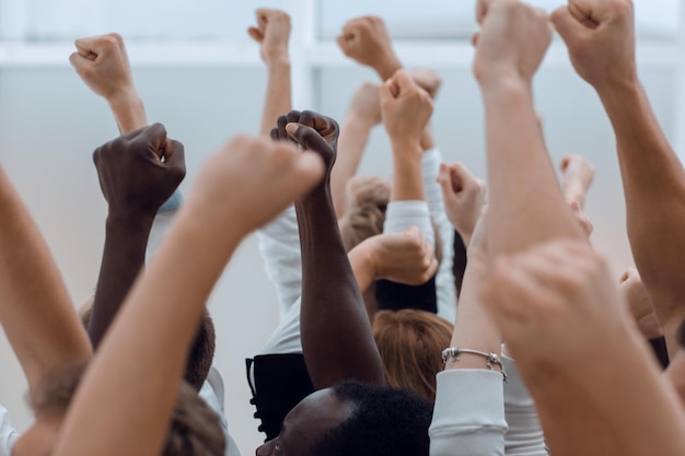 Foto imagem recortada de um grupo de jovens apontando para cima