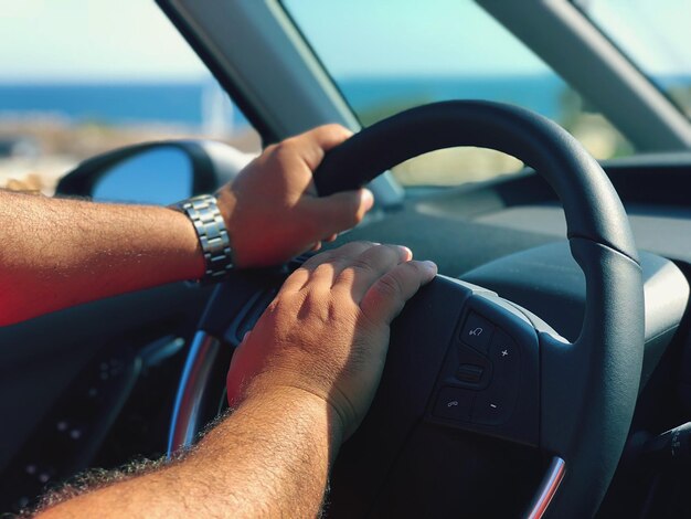 Foto imagem recortada de um homem a conduzir um carro