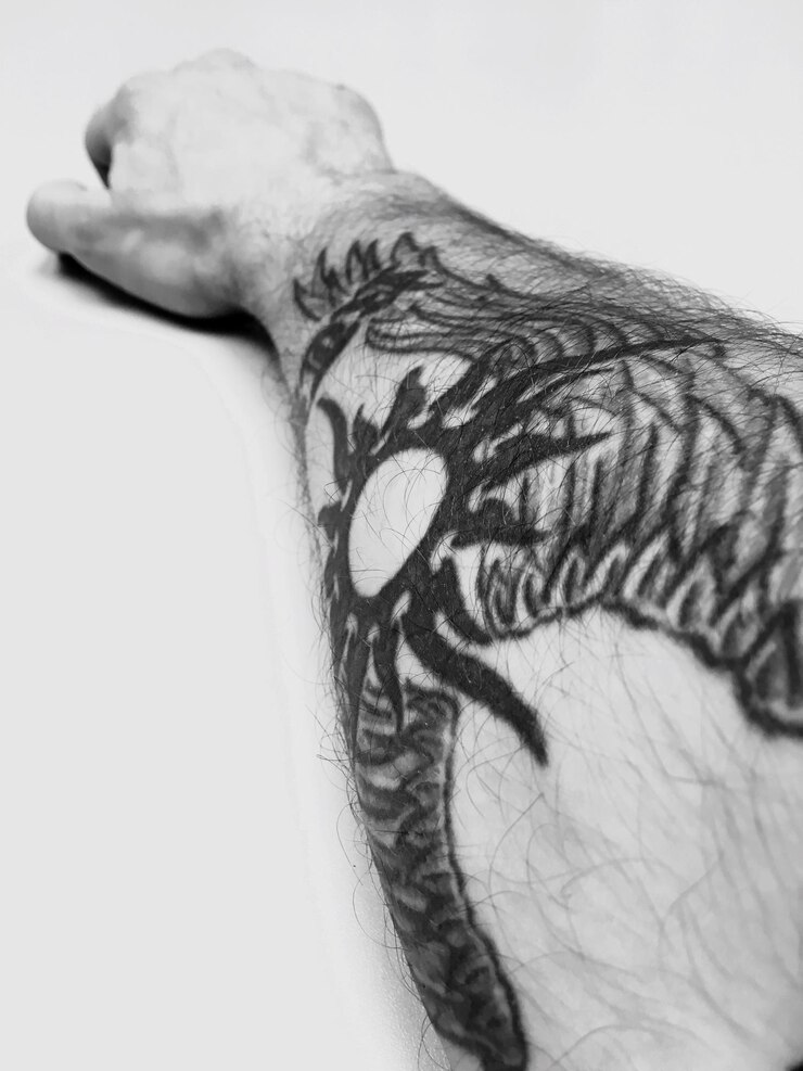 Foto imagem recortada de um homem com mão tatuada sobre fundo branco