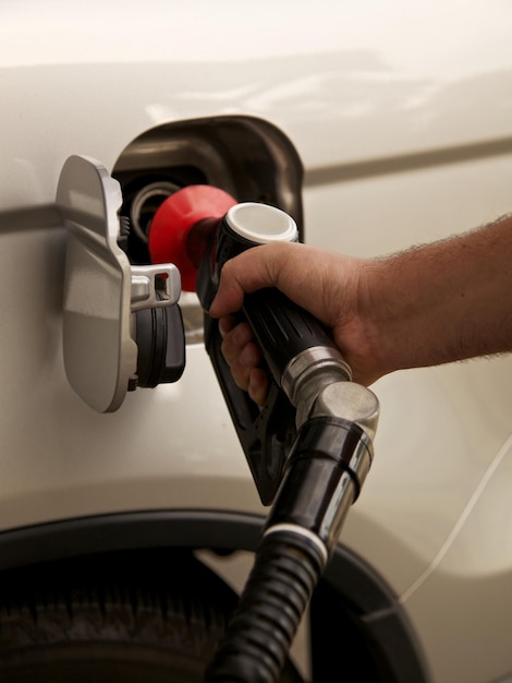 Imagem recortada de um homem enchendo o tanque de gasolina em um carro