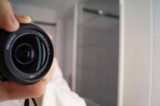 Foto imagem recortada de um homem fotografando no banheiro