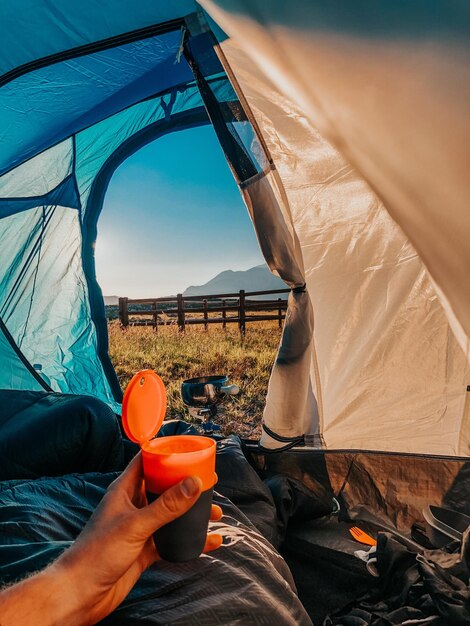 Foto imagem recortada de um homem segurando uma tenda