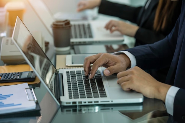 Imagem recortada de um homem usando um laptop na mesa