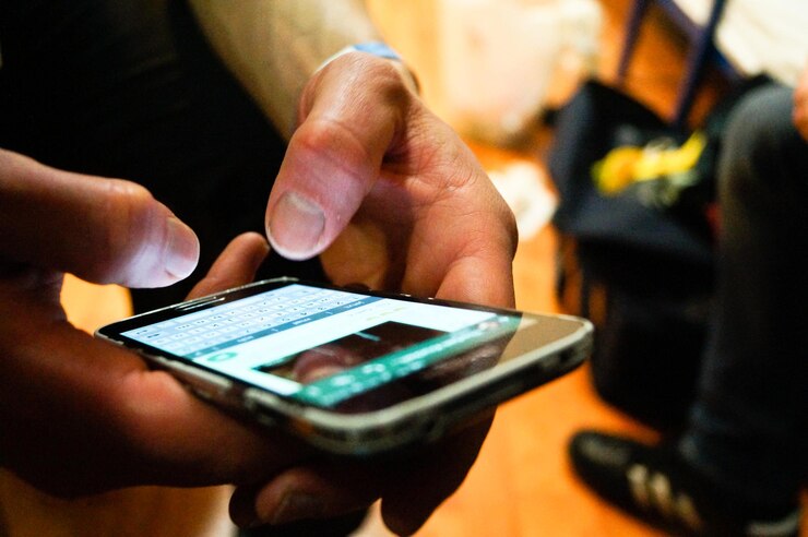 Foto imagem recortada de um homem usando um telefone