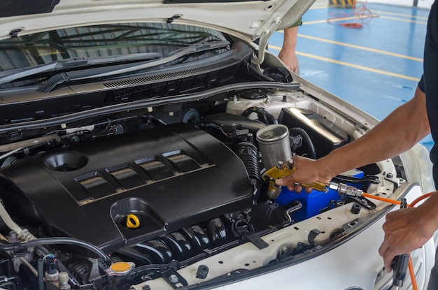 Imagem recortada de um mecânico masculino reparando um carro em uma oficina de reparação de automóveis