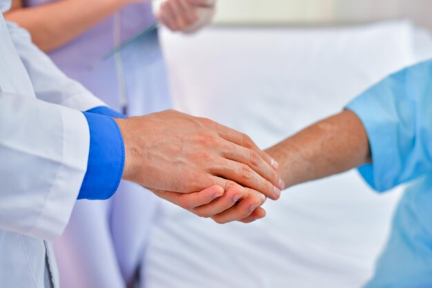 Foto imagem recortada de um médico consolando um paciente no hospital