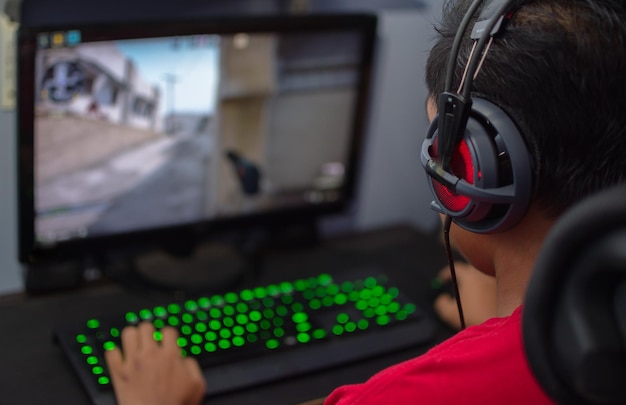 Imagem recortada de um menino jogando videogame
