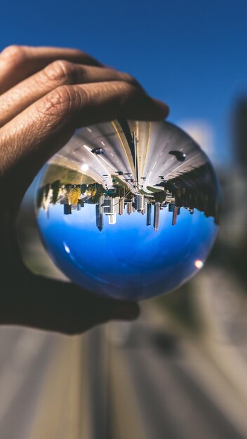 Foto imagem recortada de uma mão segurando uma bola de cristal