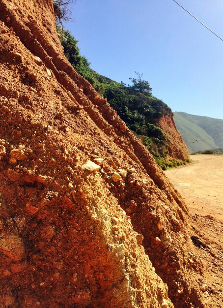 Foto imagem recortada de uma montanha rochosa contra um céu claro