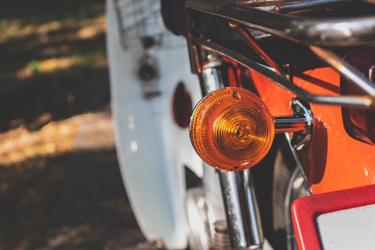 Foto imagem recortada de uma motocicleta na estrada