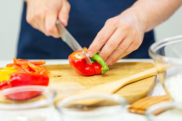 Foto imagem recortada de uma pessoa preparando comida em uma tábua de cortar