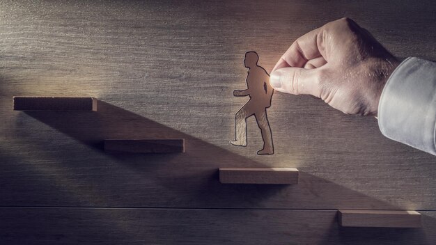 Imagem retrô de um homem de negócios subindo degraus em direção à luz