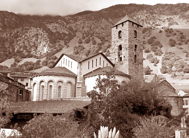Imagem sépia da igreja de sant esteve marco histórico do bairro antigo de andorra la vella andorra