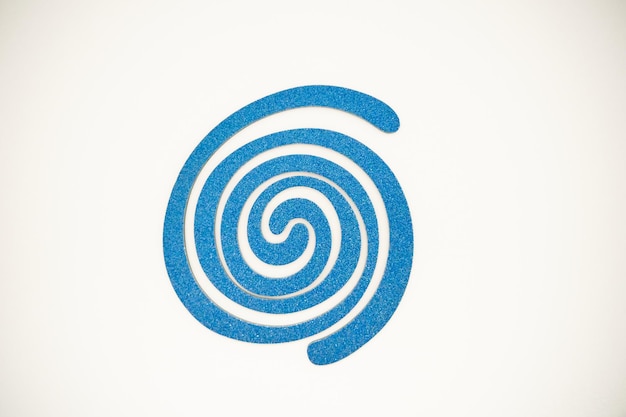 Imagem solitária de uma forma de espiral azul em fundo branco