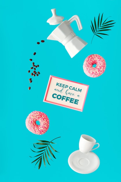 Imagem surrealista de levitação, café e dois donuts rosa nas mãos. Voando grãos de café. cafeteira de cerâmica e xícara de café expresso. Folhas de fundo de cor menta verde vibrante, moderno e ousado com folhas de palmeira.