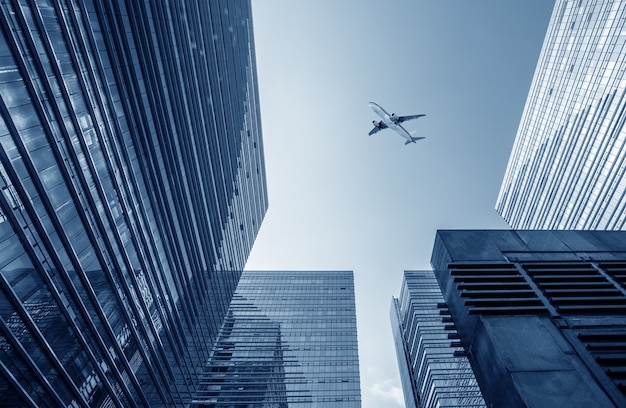 Imagem urbana moderna, avião no céu.