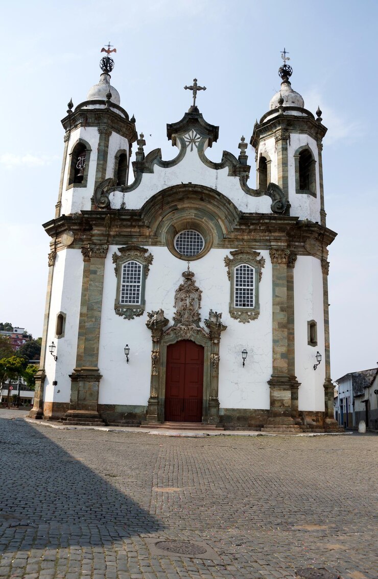 Foto imagem vertical da frente da igreja de nossa senhora do carmo em são joão do rei, minas gerais