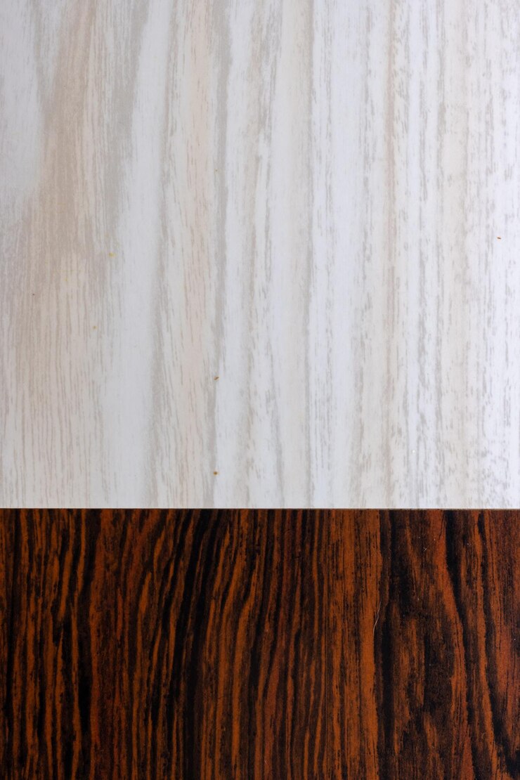 Foto imagem vertical da textura da madeira envernizada de duas cores branco e marrom
