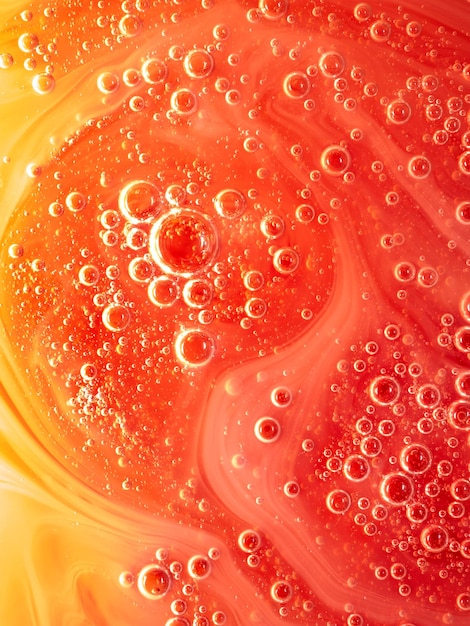 Imagem vertical de fundo abstrato de bolhas de sabão vermelhas e amarelas com espaço de cópia
