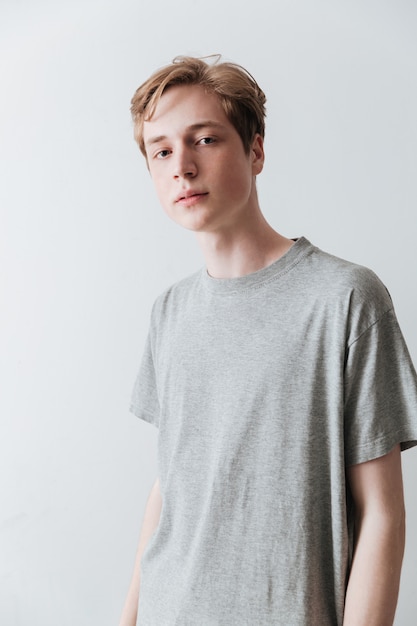 Imagem vertical de jovem em camiseta