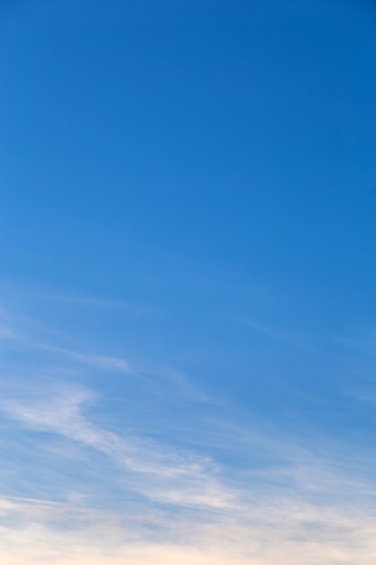 Imagem vertical de nuvens brancas no céu azul