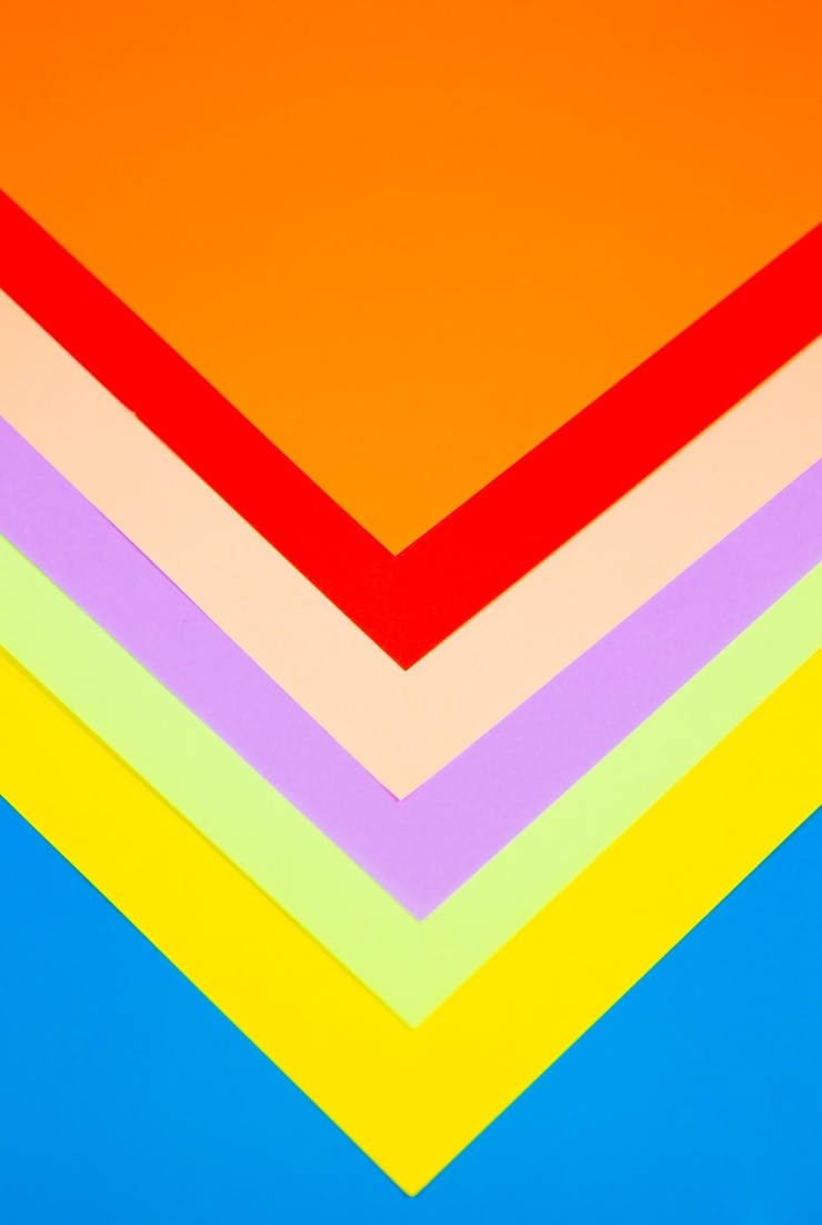 Foto imagem vertical de papéis multicoloridos criando uma forma abstrata em sequência