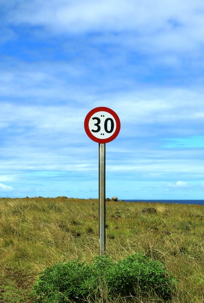 Imagem vertical do letreiro de limite de velocidade na beira da estrada da ilha de páscoa, chile, américa do sul
