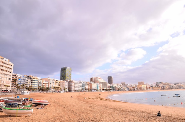 Imagem vista de uma praia tropical perto da cidade