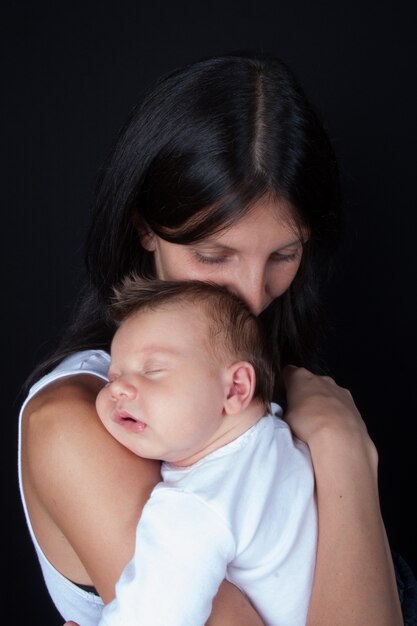 Imagen de abrazos madre e hija