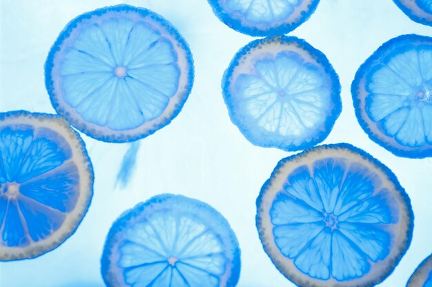 Imagen abstracta azul de rodajas de limón Fondo de limón azul